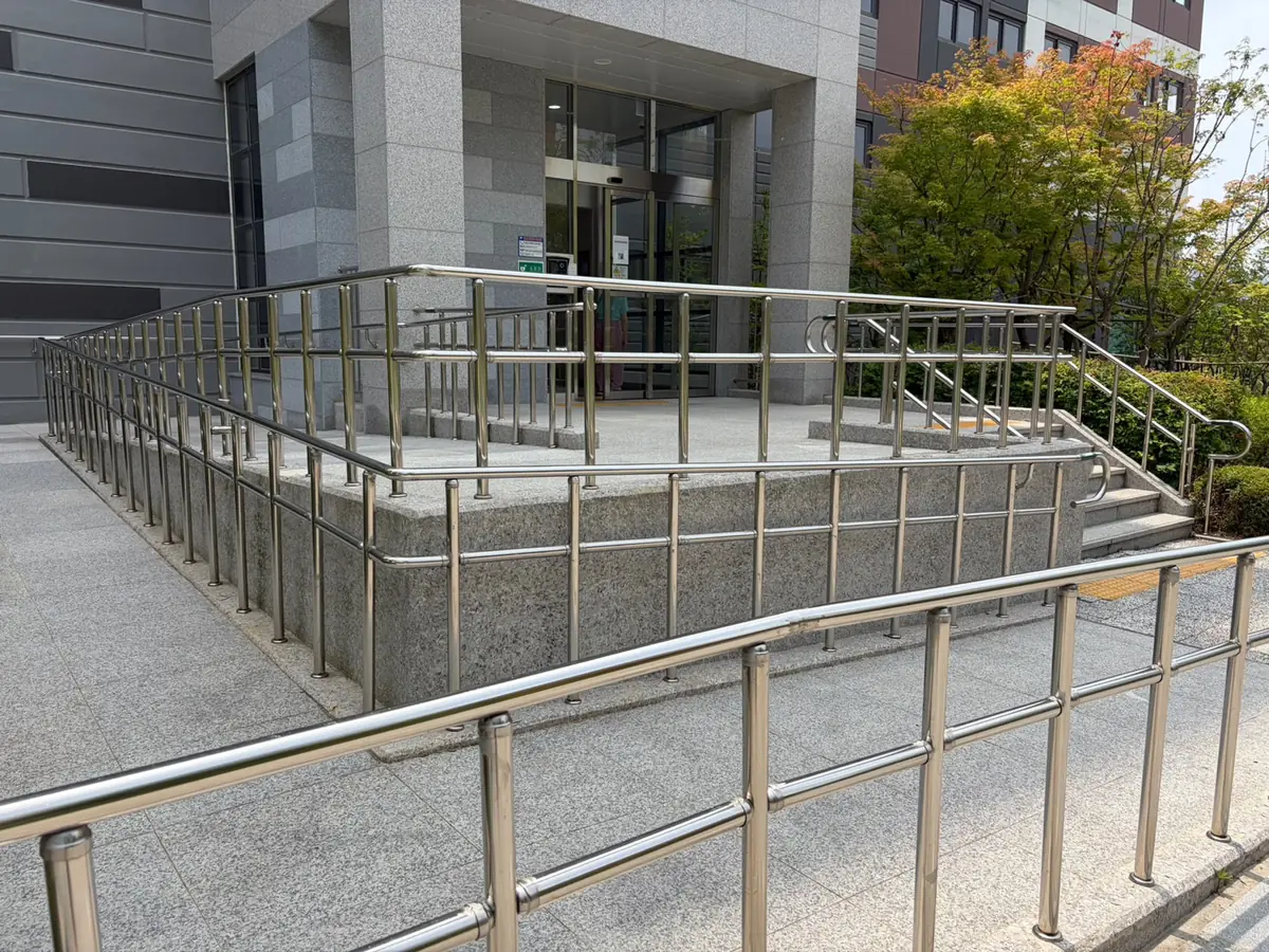 스테인리스 경사로 난간 접합부와 살대 근접 확인