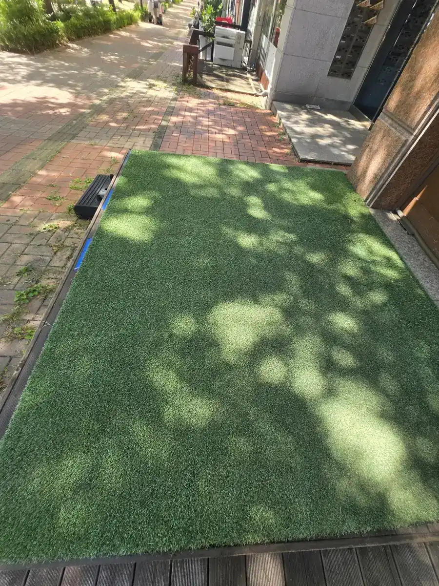 상가 앞 인조잔디 공간 철재 난간 설치 전 상태
