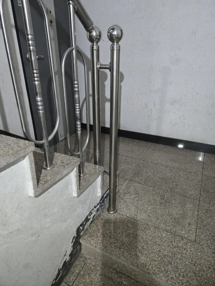 스테인리스 계단 난간 기둥 구 장식 마감 상태 확인