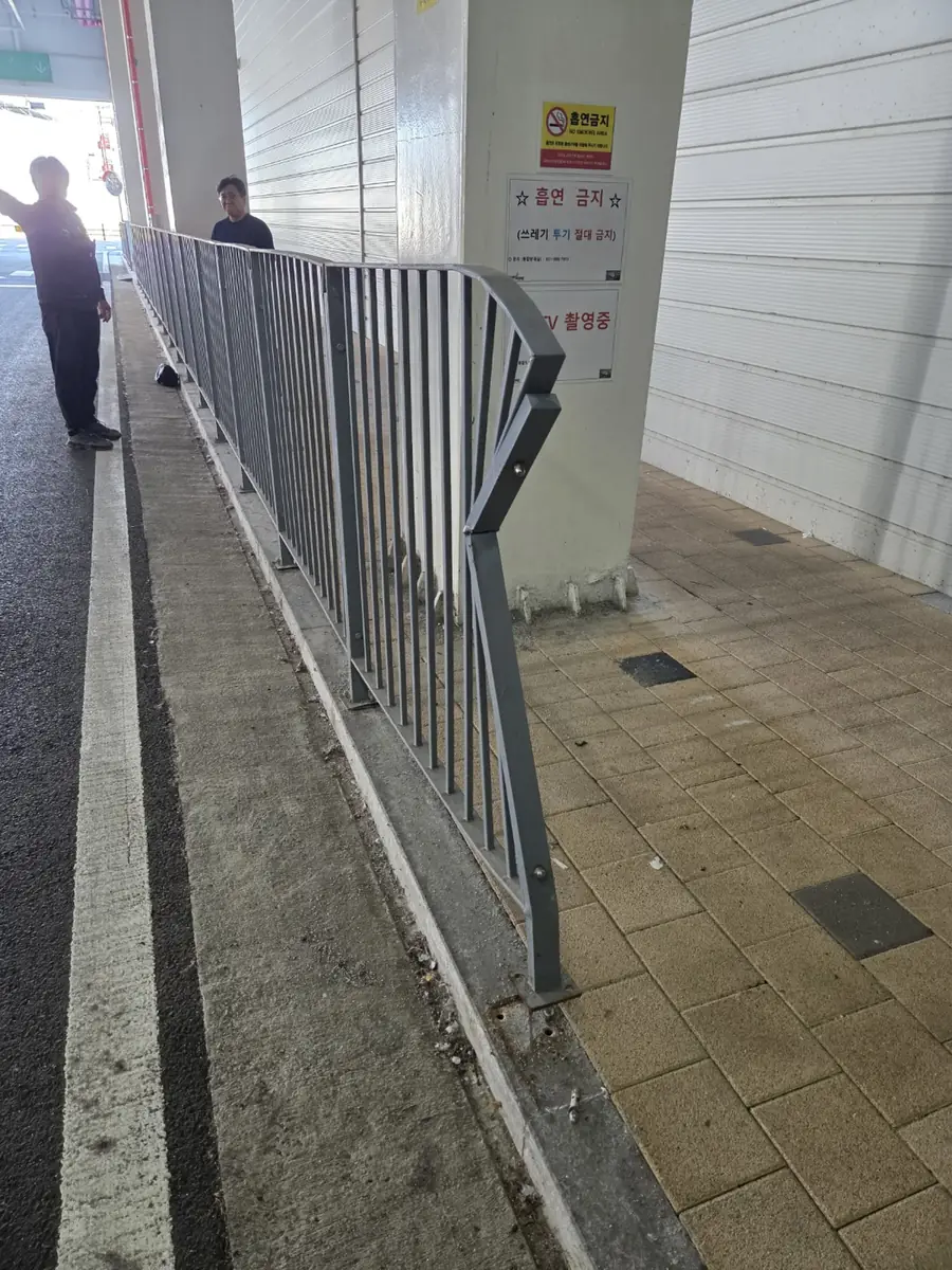 주차장 보행로 철재 난간 상단 프레임 휘어짐 보수 전 상태