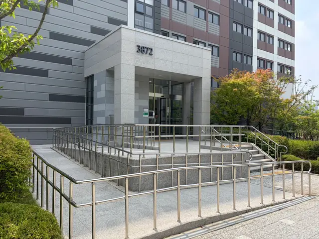 스테인리스 경사로 난간과 유리 난간 손잡이 점검 전경 사진